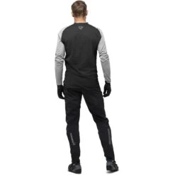 Norrona Camiseta De Manga Larga Hombre - Fjørå Equaliser Lightweight - Caviar/Castor Grey -Norrona norrona fjora equaliser lightweight long sleeve shirt men caviar castor grey 4 1254108