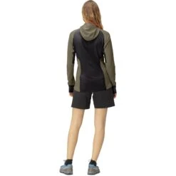 Norrona Jersey Polar Mujer - Senja Warm1 Hood - Olive Night -Norrona norrona senja warm1 hood women olive night model 2 1399999